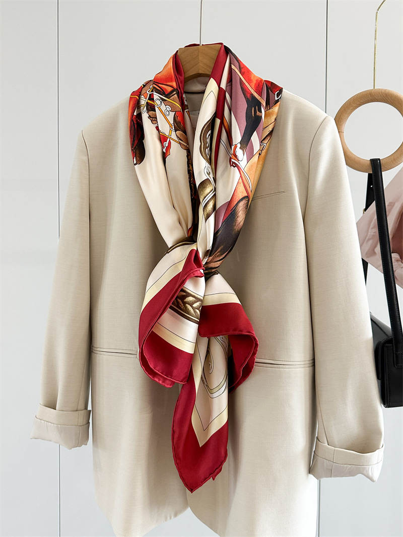 Travel Accessories Designer - Lenço de Seda com Estampa de